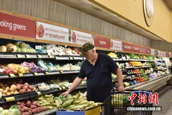 图为美国民众在马里兰州罗克韦尔一超市购物。 中新社记者 沙晗汀 摄 图为美国民众在马里兰州罗克韦尔一超市购物。 中新社记者 沙晗汀 摄